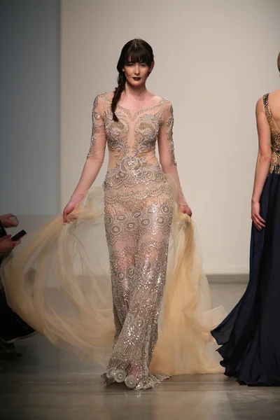 Modelo caminha pista em Dany Tabet show — Fotografia de Stock