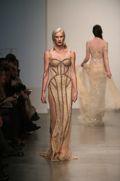 Model walks runway at Dany Tabet show — Stock Photo, Image