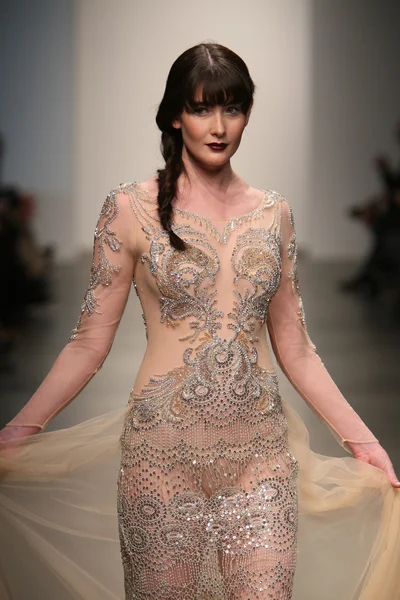 Modèle marche piste au salon Dany Tabet — Photo