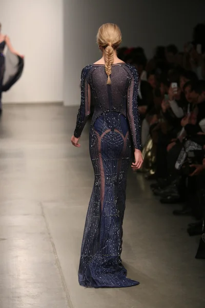 Model walks runway at Dany Tabet show — Stock Photo, Image