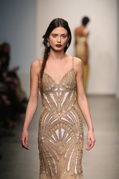 Modelo caminha pista em Dany Tabet show — Fotografia de Stock