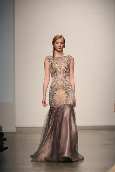 Model walks runway at Dany Tabet show — Stock Photo, Image