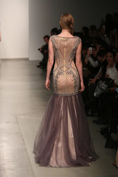 モデルは、dany tabet ショーで滑走路を歩く — ストック写真