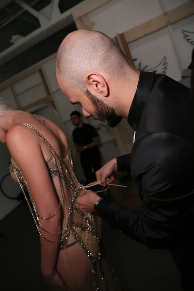 Designer Dany Tabet works backstage — Stock Photo, Image