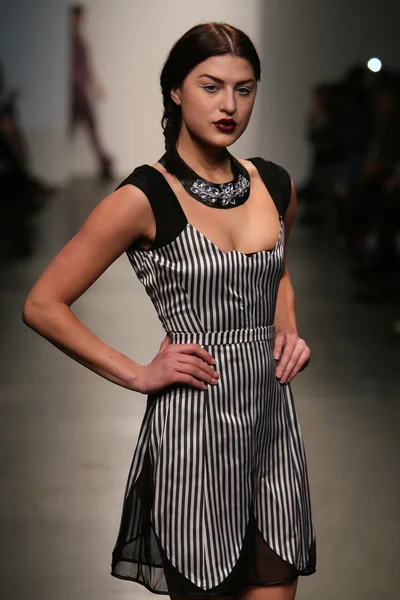 Model walks runway at Gabrielle Arruda show — Stock Photo, Image