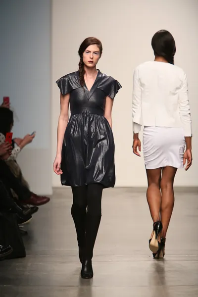 Model walks runway at Gabrielle Arruda show — Stock Photo, Image