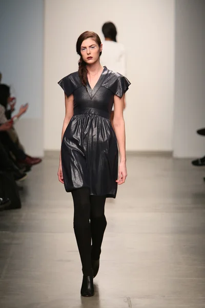 Modelo camina pasarela en Gabrielle Arruda show — Foto de Stock
