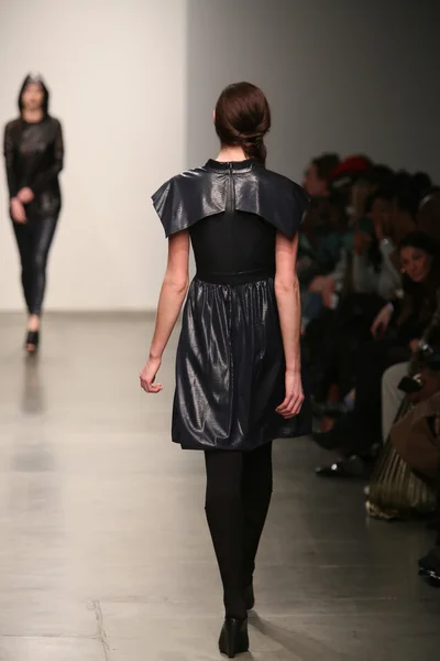 Model walks runway at Gabrielle Arruda show — Stock Photo, Image