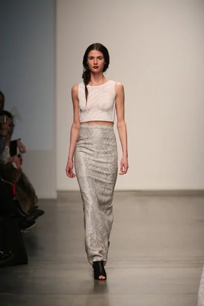 Model walks runway at Gabrielle Arruda show — Stock Photo, Image