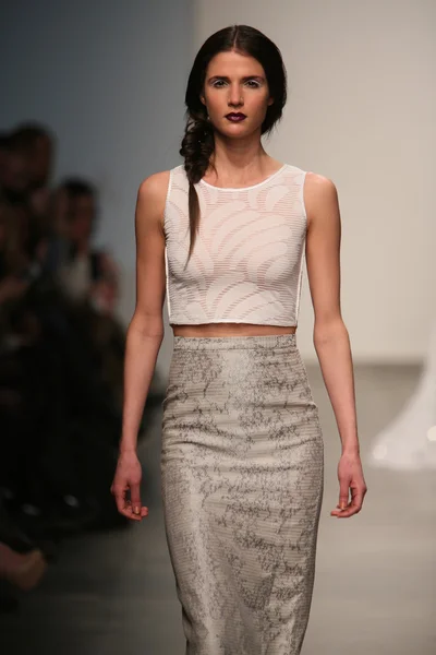 Model walks runway at Gabrielle Arruda show — Stock Photo, Image