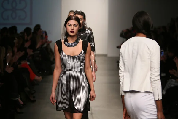 Model walks runway at Gabrielle Arruda show — Stock Photo, Image