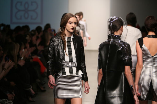 Модель гуляет по подиуму на шоу Габриэль Арруда
