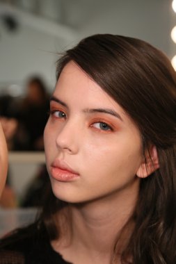 sahne arkasında hazırlanıyor modeli