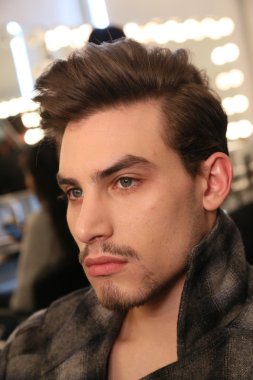 sahne arkasında hazırlanıyor modeli