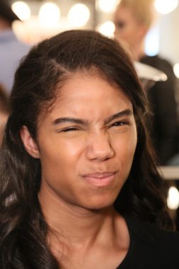 sahne arkasında hazırlanıyor modeli