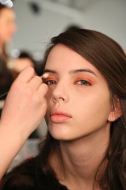 sahne arkasında hazırlanıyor modeli