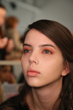 sahne arkasında hazırlanıyor modeli