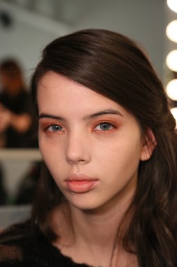 sahne arkasında hazırlanıyor modeli