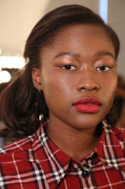 sahne arkasında hazırlanıyor modeli