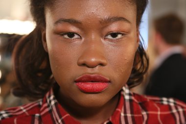 sahne arkasında hazırlanıyor modeli