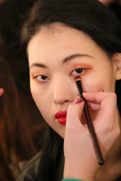 Model getting ready backstage — Stock Photo, Image