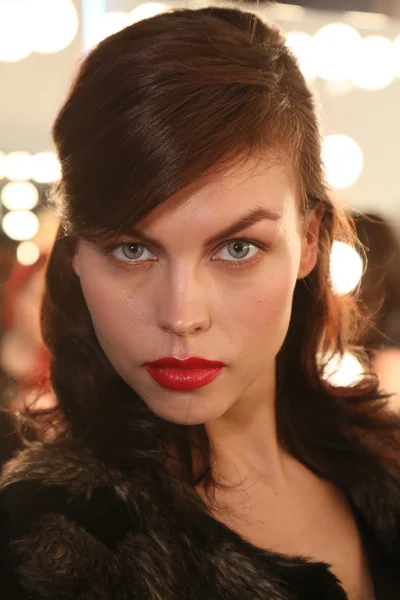 Model getting ready backstage — Stock Photo, Image