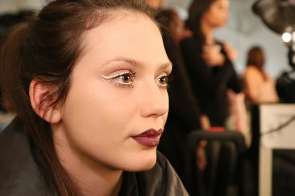 Model getting ready backstage — Stock Photo, Image