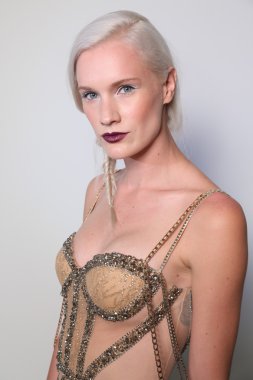 dany tabet model teşkil kuliste göster