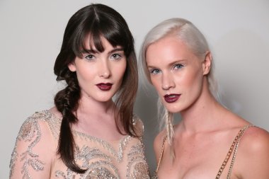 dany tabet Show'da sahne arkasında pozlar modelleri