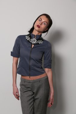 gabrielle arruda modeli pozlar kuliste göster