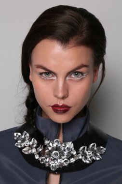 gabrielle arruda modeli pozlar kuliste göster