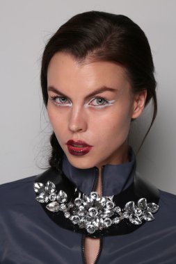 gabrielle arruda modeli pozlar kuliste göster