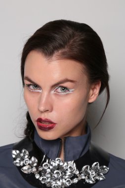gabrielle arruda modeli pozlar kuliste göster