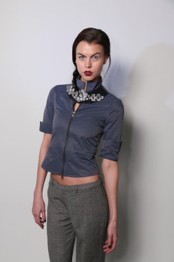 gabrielle arruda modeli pozlar kuliste göster