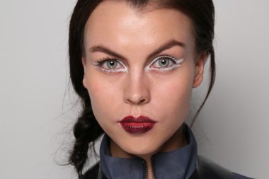 gabrielle arruda modeli pozlar kuliste göster