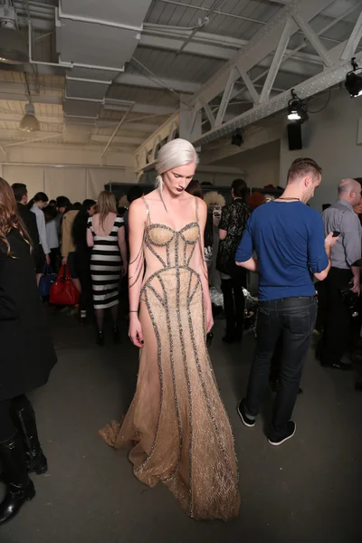 Model poses backstage at Dany Tabet show — Stock Photo, Image