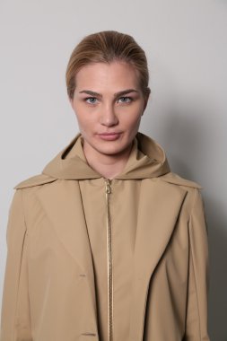 jungwon model teşkil kuliste göster