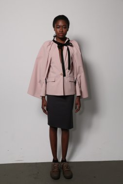 model nina athanasiou Show'da teşkil etmektedir.