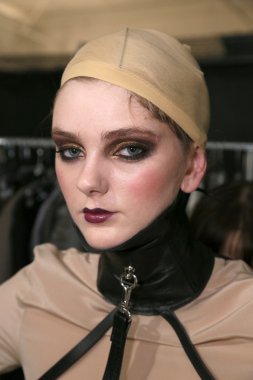 model nina athanasiou Show'da teşkil etmektedir.