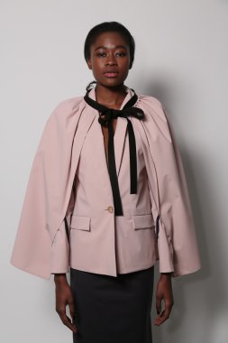 model nina athanasiou Show'da teşkil etmektedir.