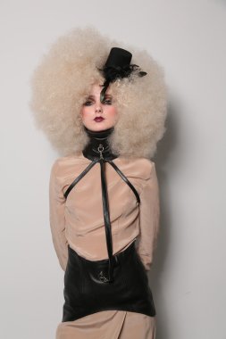 model nina athanasiou Show'da teşkil etmektedir.