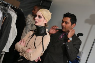 stilist model hazır sahne arkasında yapar