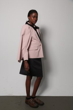 model nina athanasiou Show'da teşkil etmektedir.