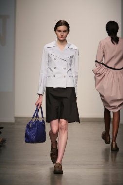 model jungwon gösteri pist yürür