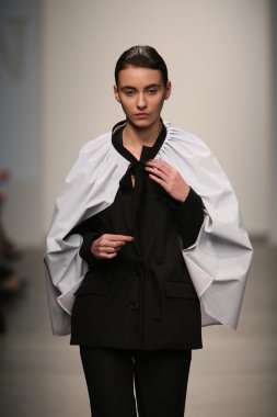 model jungwon gösteri pist yürür