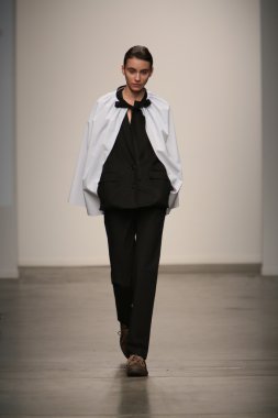 model jungwon gösteri pist yürür