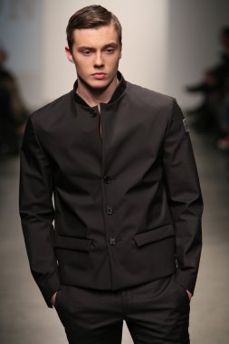 model jungwon gösteri pist yürür