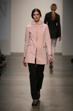 model jungwon gösteri pist yürür