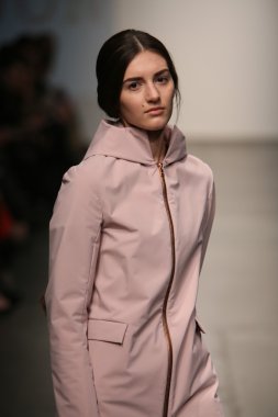 model jungwon gösteri pist yürür