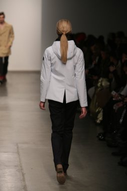 model jungwon gösteri pist yürür